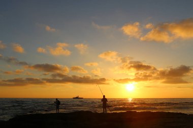 Deniz kenarında bir akşam 