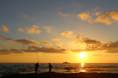 Deniz kenarında bir akşam 