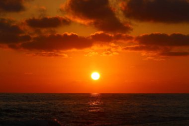 Deniz kenarında bir akşam 