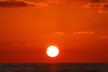 Deniz kenarında bir akşam 