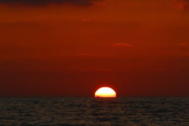 Deniz kenarında bir akşam 