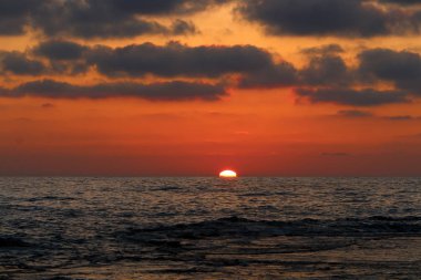 Deniz kenarında bir akşam 