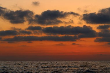 Deniz kenarında bir akşam 