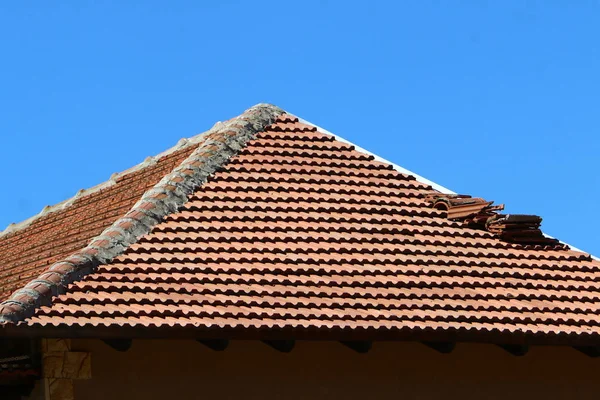 Dak - de top structuur van het gebouw — Stockfoto