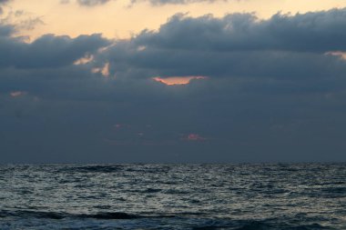 Deniz kenarında bir akşam 