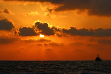 Deniz kenarında bir akşam 