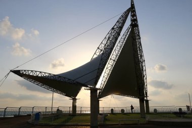 Deniz kenarında bir akşam 