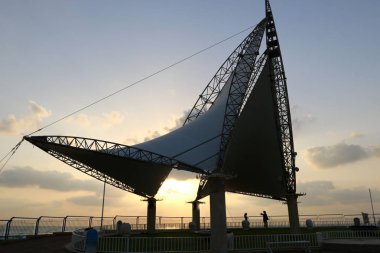 Deniz kenarında bir akşam 