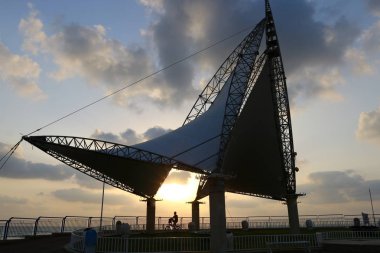 Deniz kenarında bir akşam 