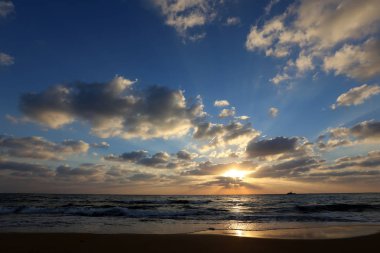 Deniz kenarında bir akşam 