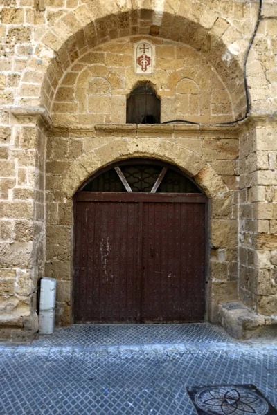 Ворота й двері — стокове фото