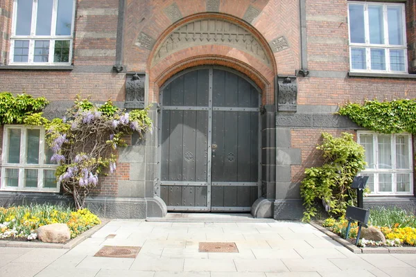 kapılar ve kapılar 