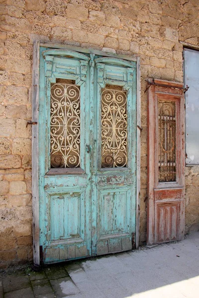 Gates and doors — Stock Photo, Image