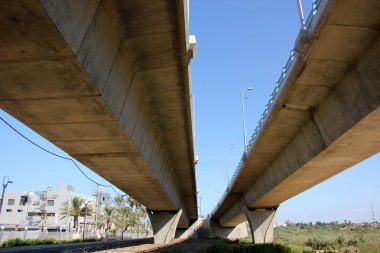 Köprü nehrin üzerinde 