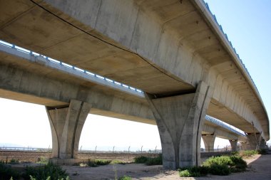 Köprü nehrin üzerinde 