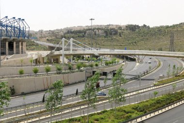 Köprü nehrin üzerinde 