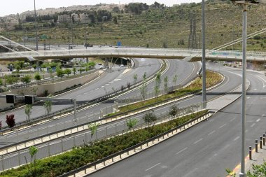 Köprü nehrin üzerinde 