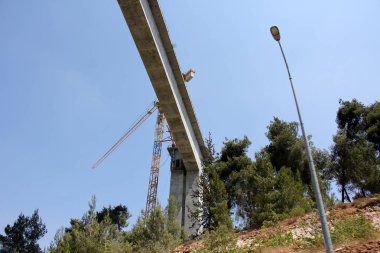 Köprü nehrin üzerinde 