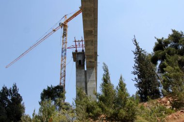 Köprü nehrin üzerinde 