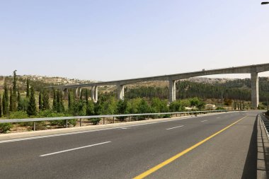 Köprü nehrin üzerinde 