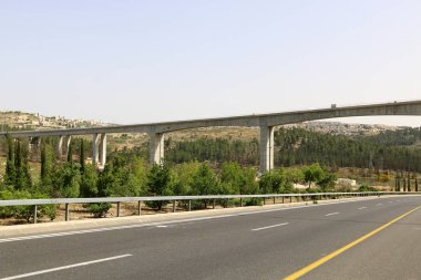 Köprü nehrin üzerinde 