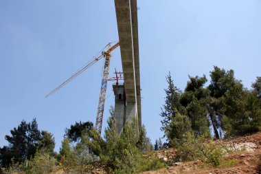 Köprü nehrin üzerinde 