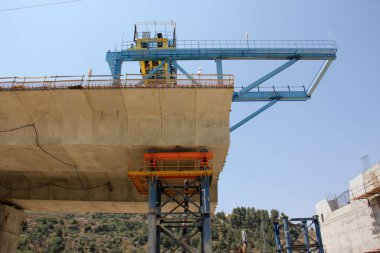 Köprü nehrin üzerinde 