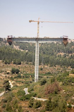 Köprü nehrin üzerinde 