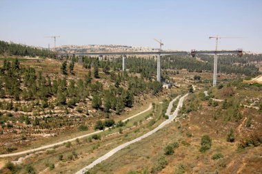 Köprü nehrin üzerinde 