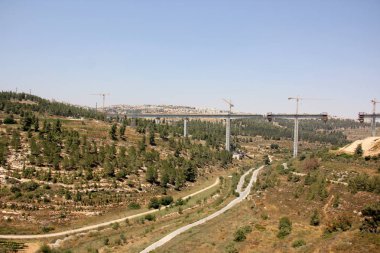 Köprü nehrin üzerinde 