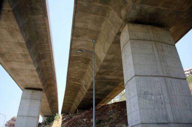 Köprü nehrin üzerinde 