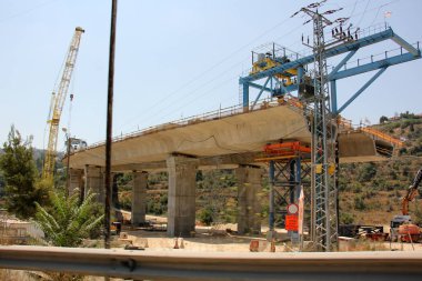 Köprü nehrin üzerinde 