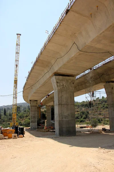 Köprü nehrin üzerinde 