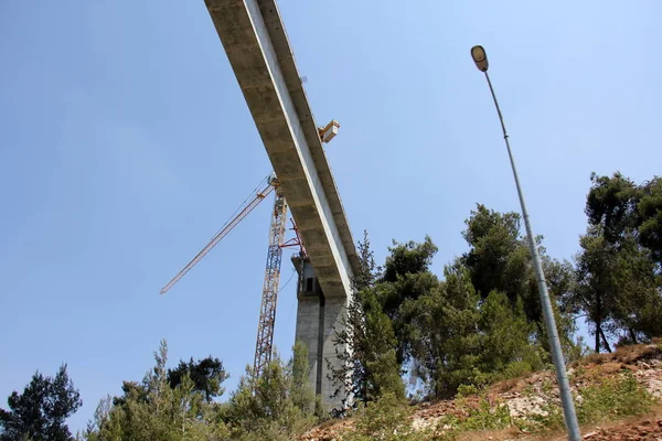 Köprü nehrin üzerinde 