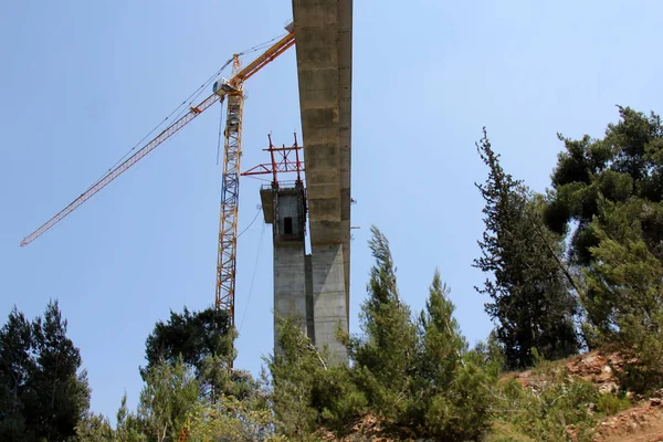 Köprü nehrin üzerinde 