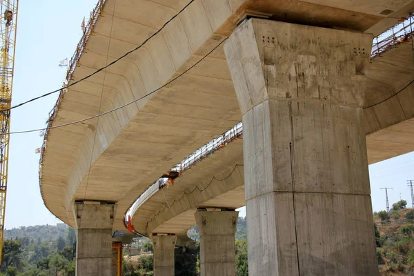 Köprü nehrin üzerinde 