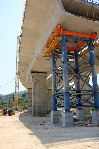 Köprü nehrin üzerinde 