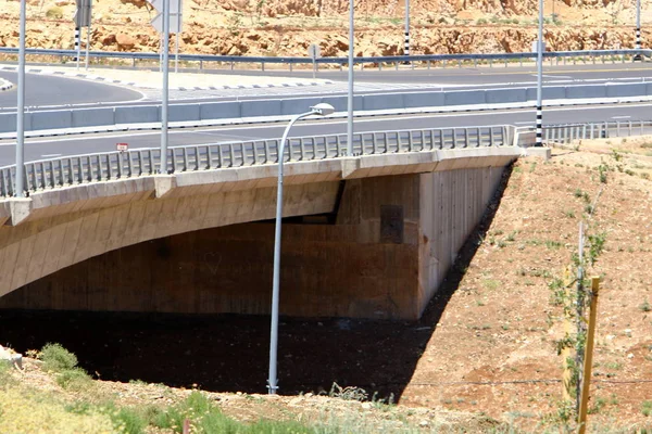 Köprü nehrin üzerinde 