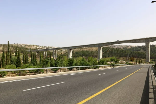 Köprü nehrin üzerinde 