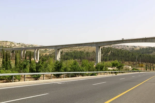 Köprü nehrin üzerinde 