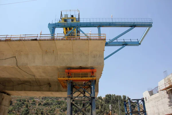 Köprü nehrin üzerinde 