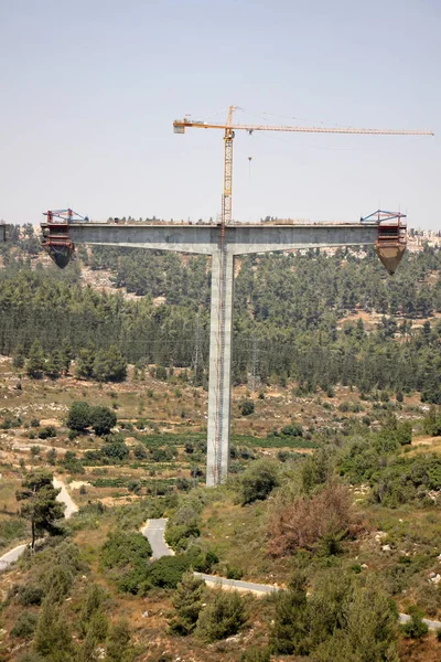 Köprü nehrin üzerinde 