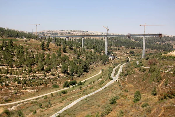 Köprü nehrin üzerinde 