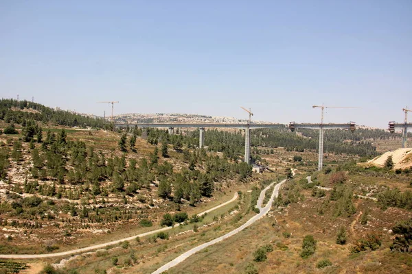 Köprü nehrin üzerinde 