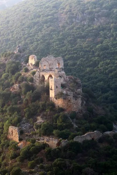 Крепость в горах — стоковое фото