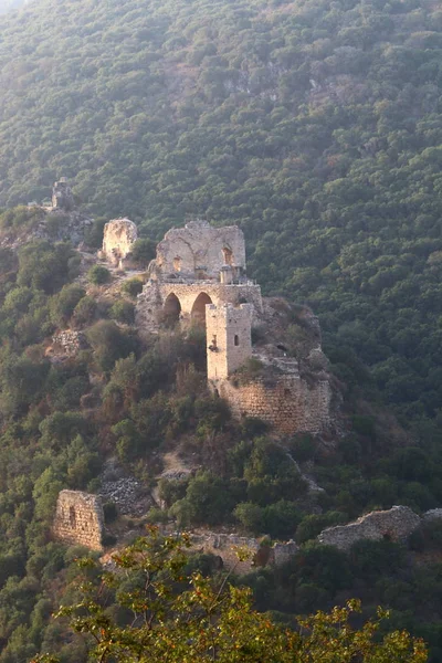 Крепость в горах — стоковое фото
