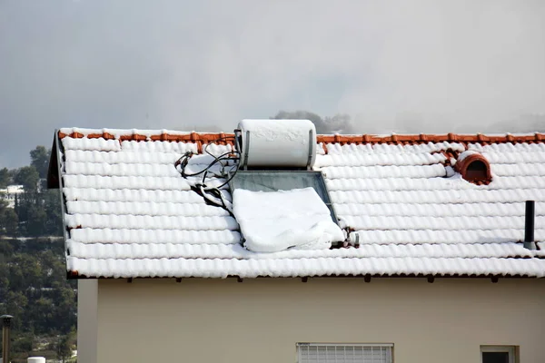 Dach - die obere Struktur des Gebäudes — Stockfoto