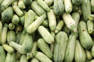 Tezgaha sebze vardır 