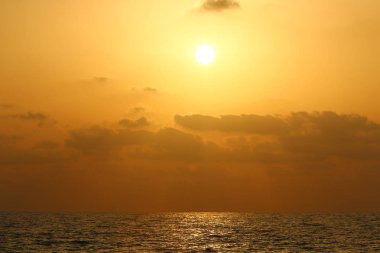 Akdeniz 'de gün batımı 