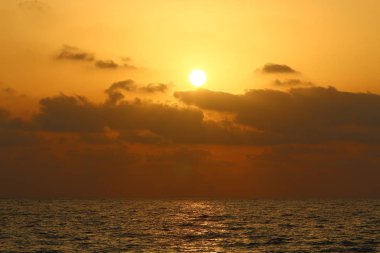 Akdeniz 'de gün batımı 